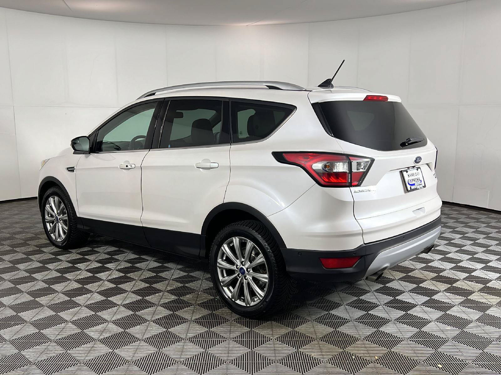 Used 2018 Ford Escape Titanium AWD/4WD image 9