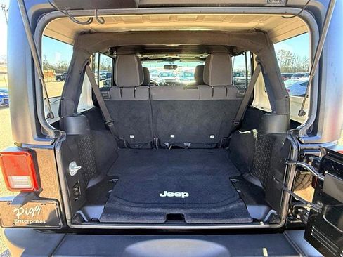 Used 2017 Jeep Wrangler Unlimited Rubicon w/ Connectivity Group image 13