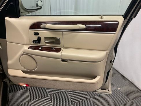 Used 2007 Lincoln Town Car Signature Limited RWD image 26