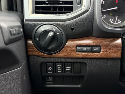 Used 2018 Nissan Titan SV AWD/4WD image 45