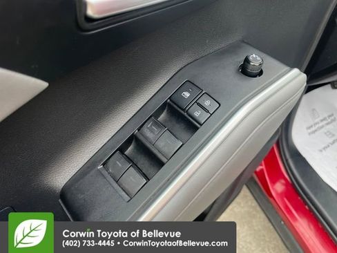 Used 2021 Toyota Highlander XLE AWD/4WD image 19