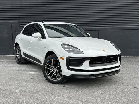 Certified 2025 Porsche Macan image 12