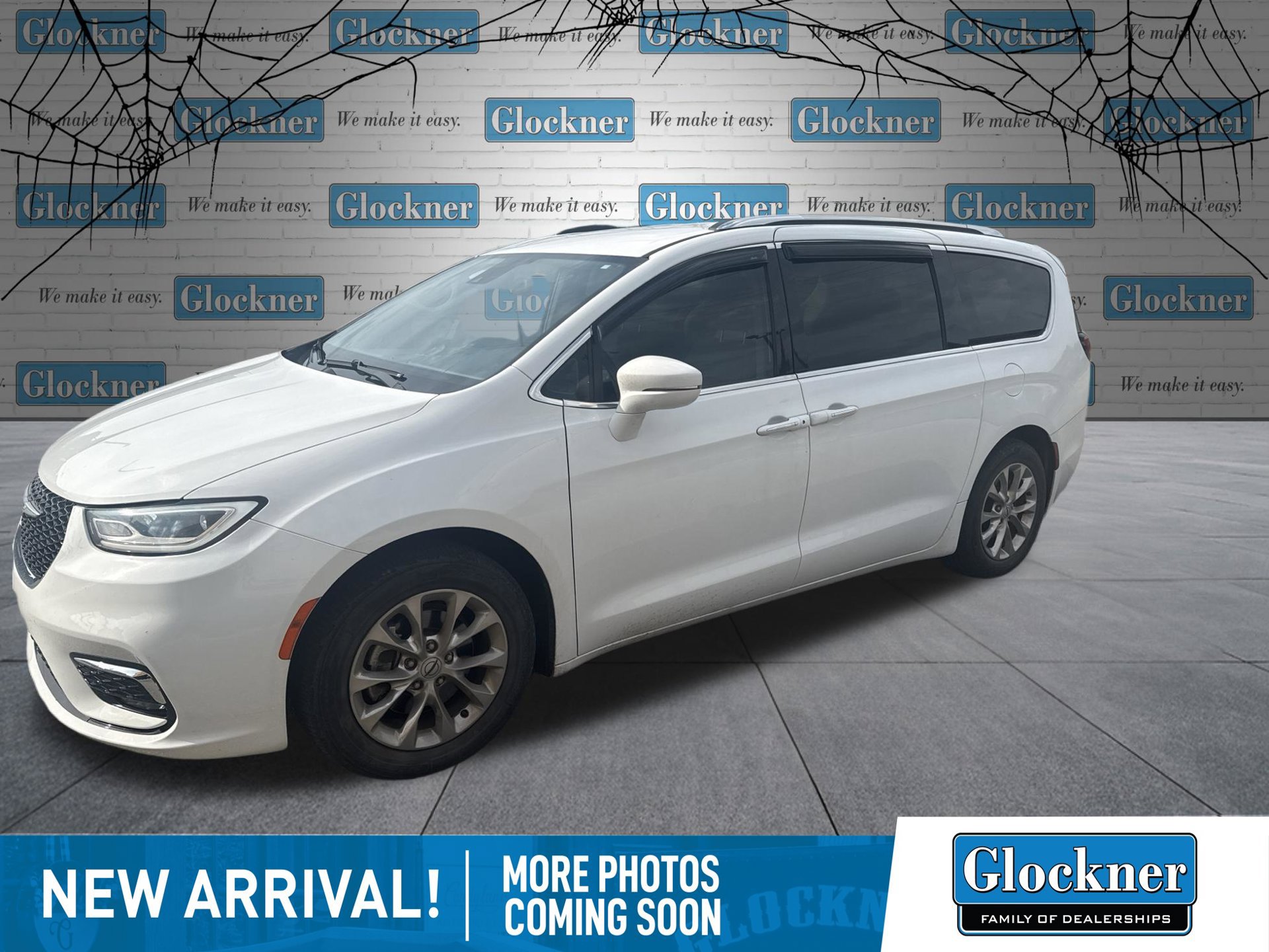 Used 2021 Chrysler Pacifica Touring-L FWD image 1