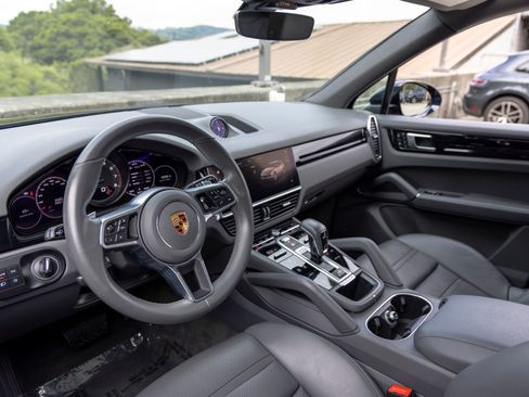 Certified 2022 Porsche Cayenne AWD/4WD image 4