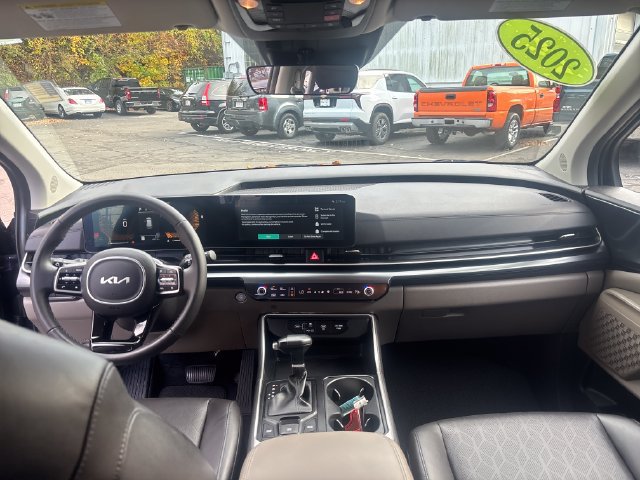 Used 2025 Kia Carnival FWD image 11