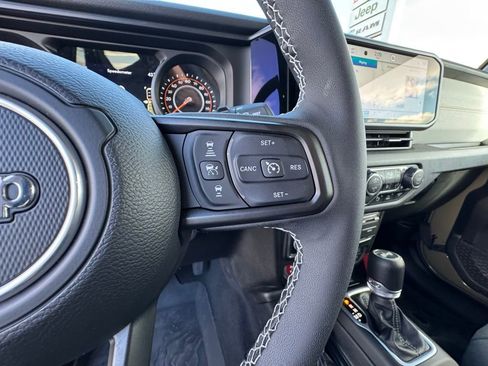 Used 2025 Jeep Wrangler Willys image 23