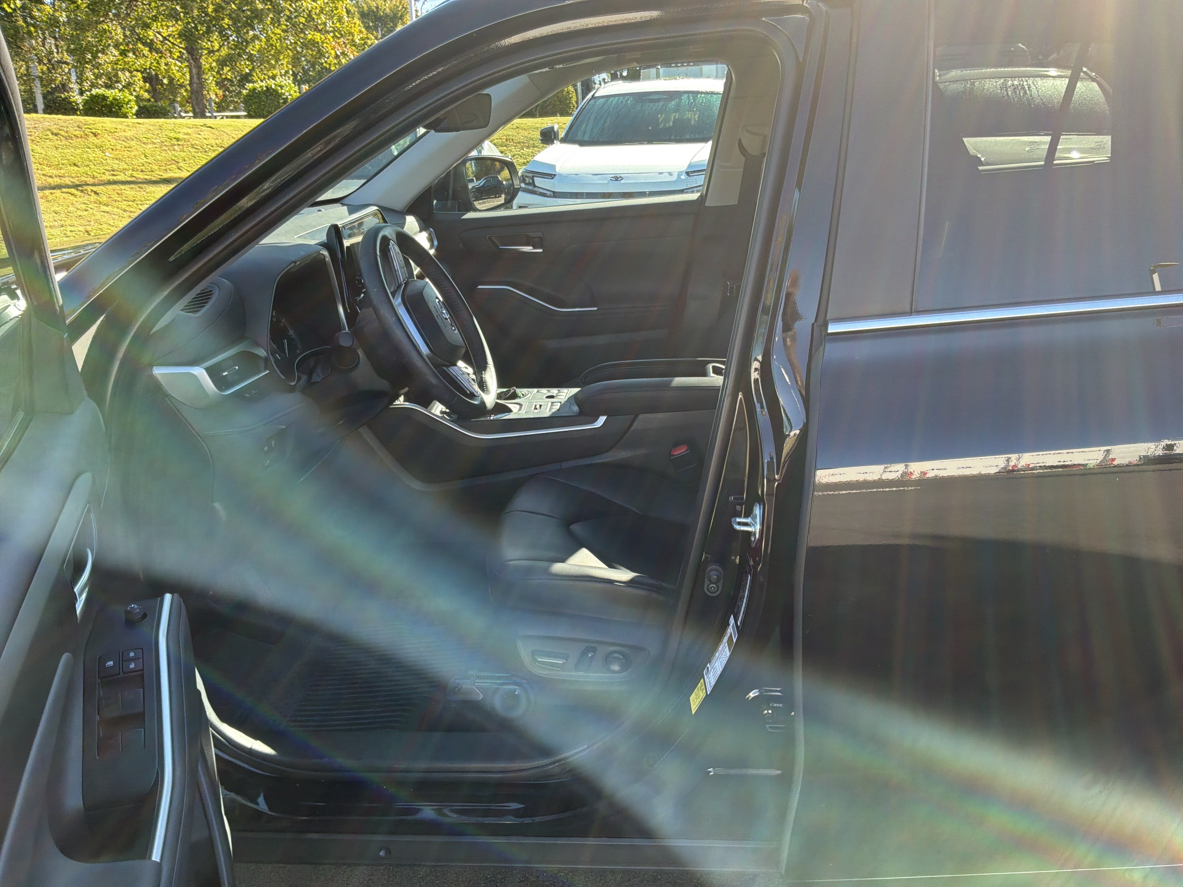 Used 2024 Toyota Highlander XLE AWD/4WD image 16