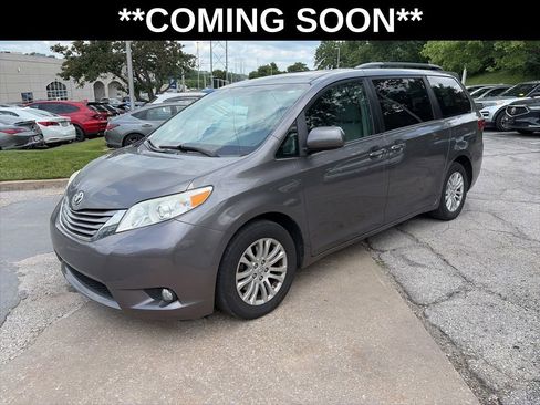 Used 2017 Toyota Sienna XLE FWD image 1