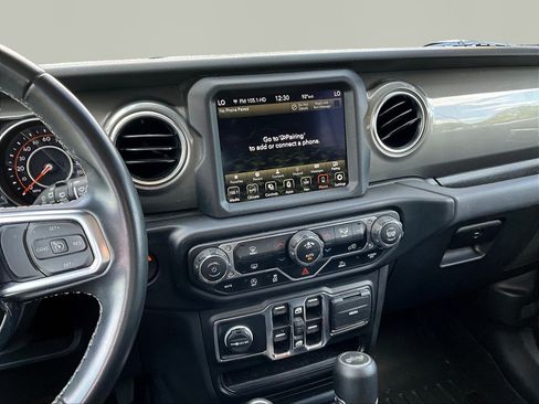 Used 2022 Jeep Wrangler Unlimited Sahara AWD/4WD image 9