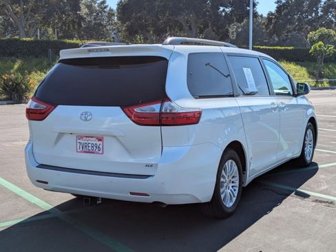 Used 2017 Toyota Sienna XLE image 5