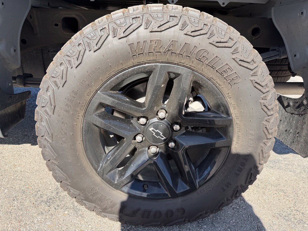 Used 2024 Chevrolet Silverado 1500 LT Trail Boss w/ Convenience Package II AWD/4WD image 2