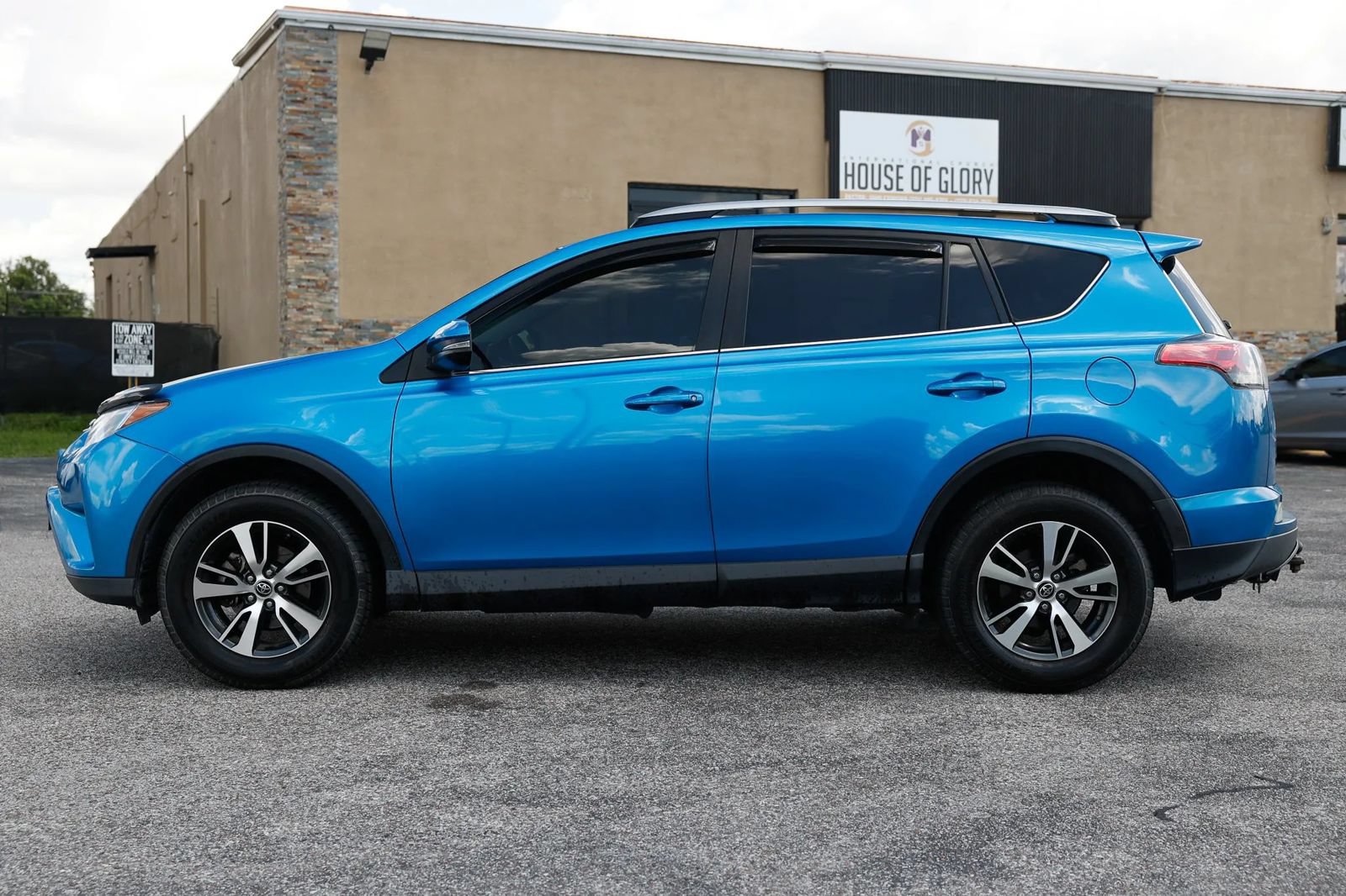 Used 2017 Toyota RAV4 XLE FWD image 2