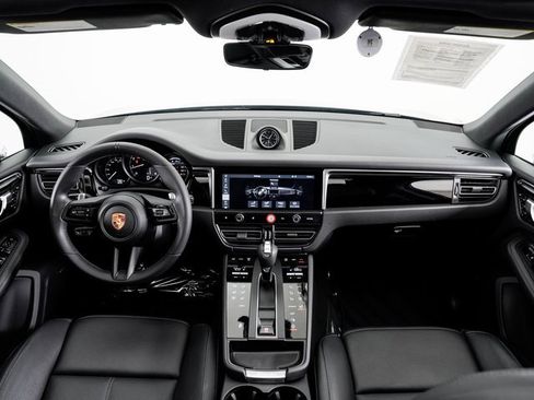 Used 2025 Porsche Macan image 23