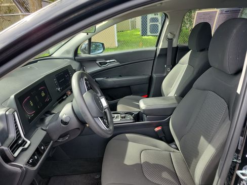 Used 2025 Kia Sportage LX FWD image 10