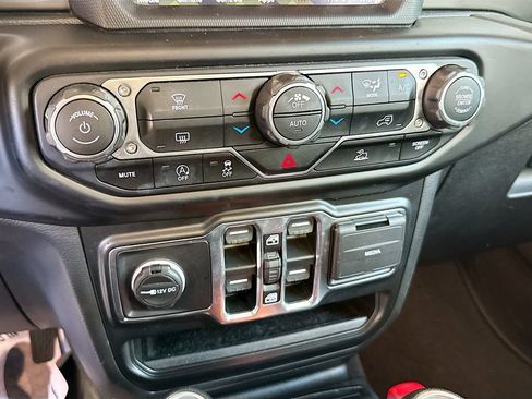 Used 2022 Jeep Wrangler Unlimited Sahara AWD/4WD image 17