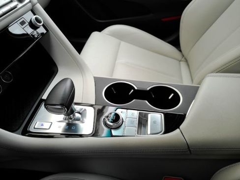 Used 2024 Genesis G70 2.5T image 42