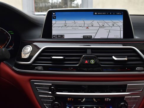 Used 2021 BMW 750i xDrive w/ Executive Package image 39