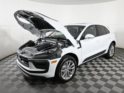 Certified 2025 Porsche Macan AWD image 34