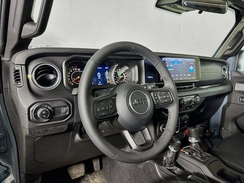 Used 2025 Jeep Gladiator Sport image 9