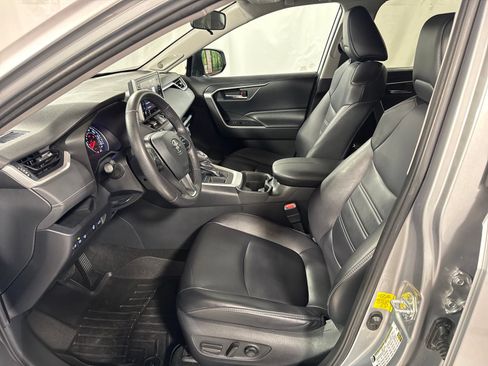 Used 2019 Toyota RAV4 XLE Premium w/ Cold Weather Package FWD image 3