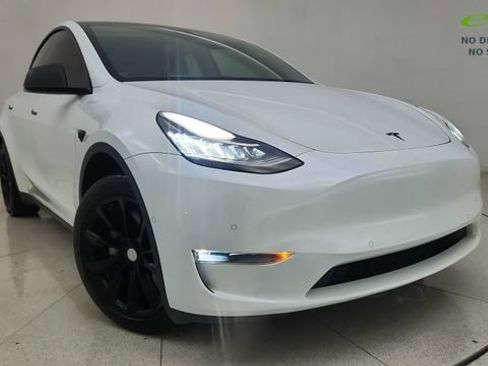 Used 2022 Tesla Model Y Long Range AWD/4WD image 1