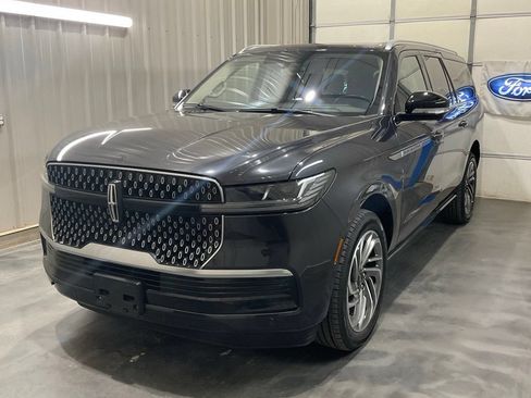 Used 2025 Lincoln Navigator L Reserve AWD/4WD image 3