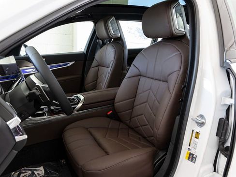 New 2026 BMW 750e xDrive image 20