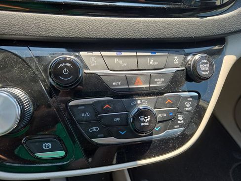 Used 2024 Chrysler Pacifica Touring-L FWD image 30