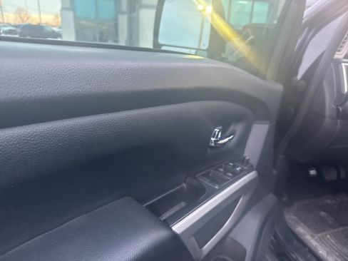 Used 2019 Nissan Titan SV w/ SV Convenience Package image 7