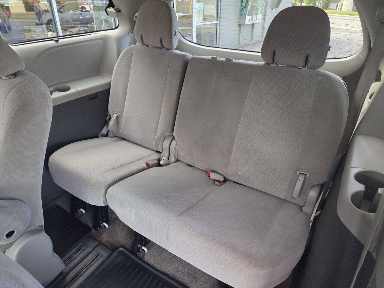 Used 2018 Toyota Sienna LE FWD image 13