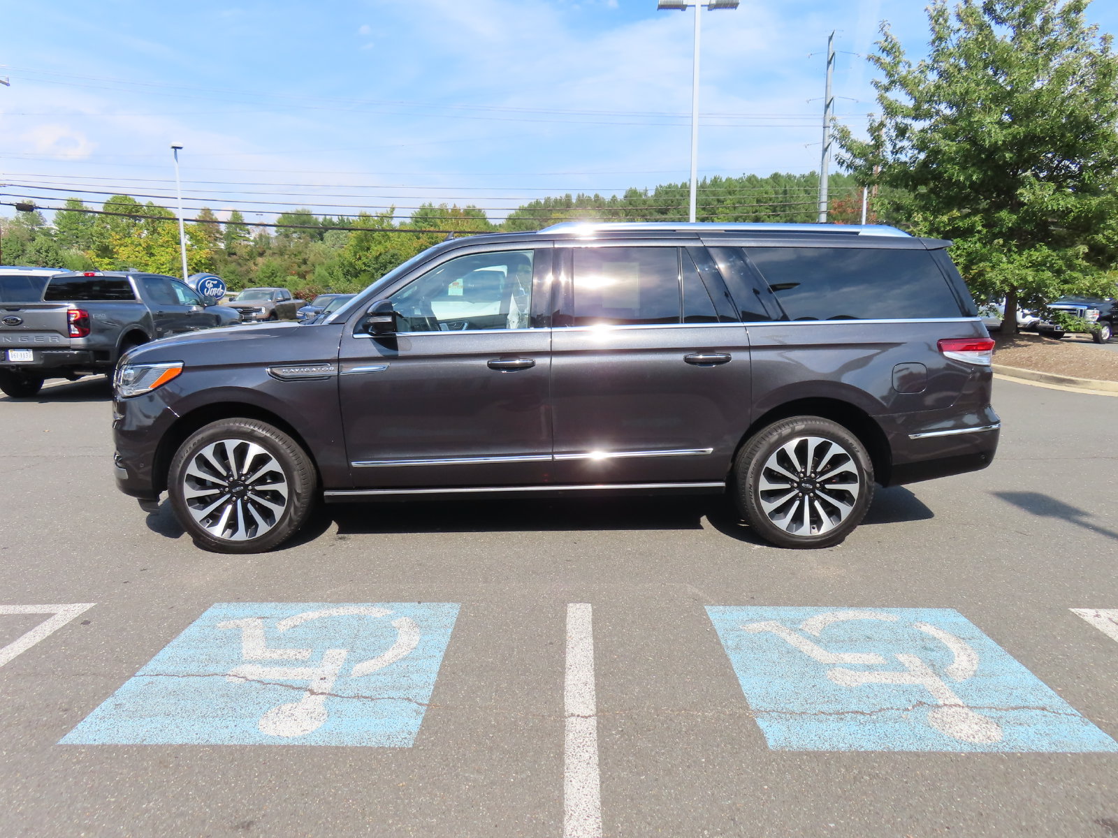 Used 2024 Lincoln Navigator L Reserve AWD/4WD image 8