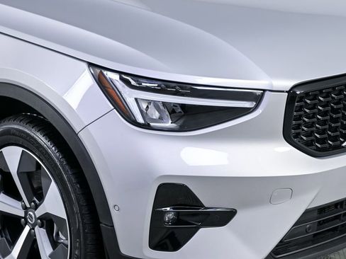 Certified 2025 Volvo XC40 B5 Plus image 38