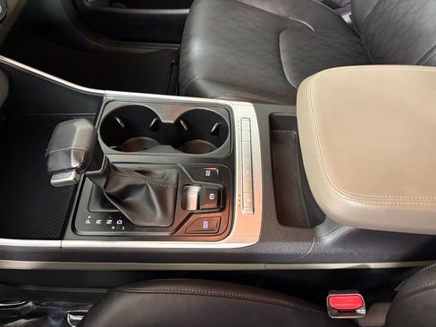 Used 2025 Kia Carnival FWD image 31