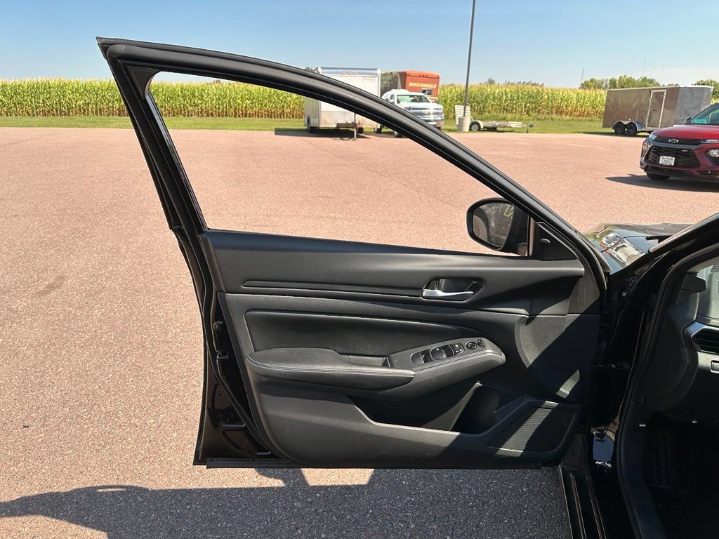 Used 2025 Nissan Altima 2.5 SV AWD/4WD image 11