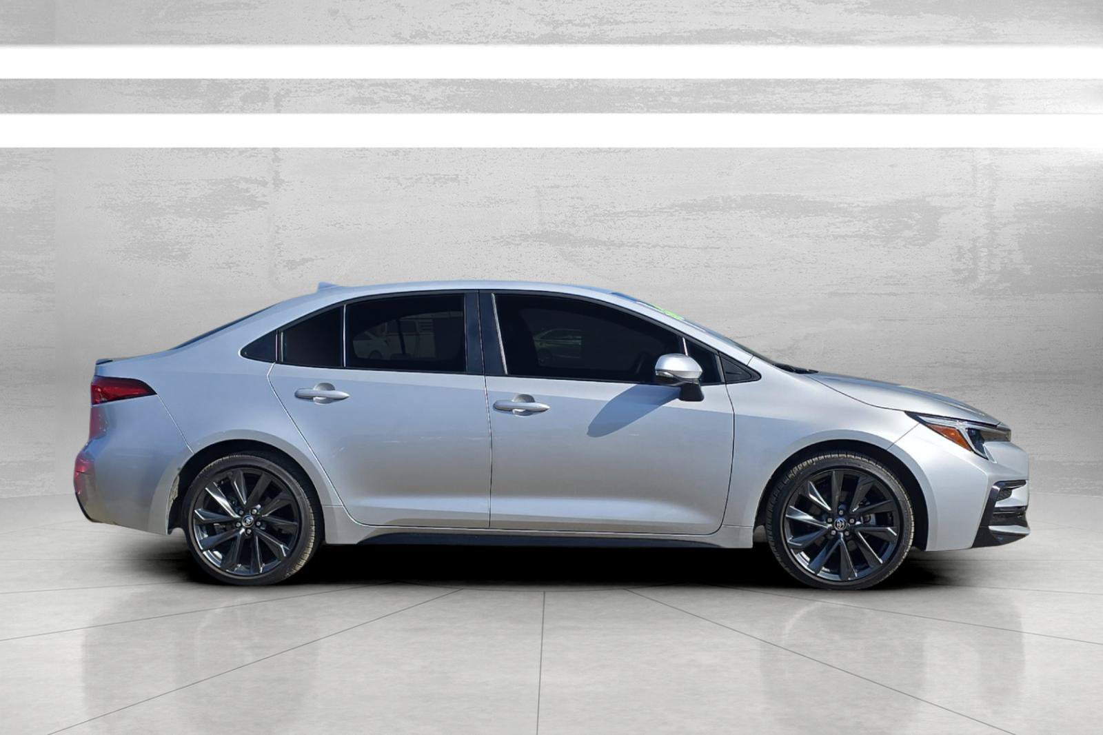 Used 2025 Toyota Corolla XSE FWD image 3