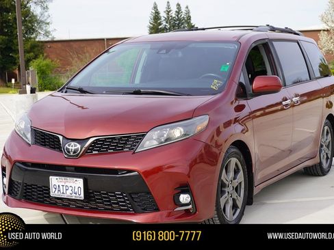 Used 2020 Toyota Sienna SE image 1
