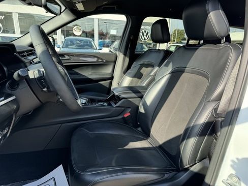 Used 2023 Jeep Grand Cherokee L Laredo image 12