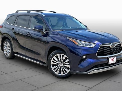 Used 2023 Toyota Highlander Platinum FWD image 3