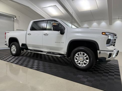 Used 2024 Chevrolet Silverado 2500 LTZ image 1