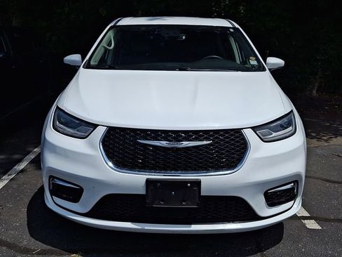 Used 2023 Chrysler Pacifica Touring-L FWD image 2