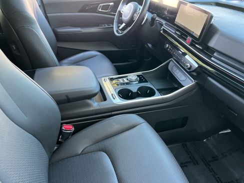Used 2025 Kia Carnival SX Prestige image 18