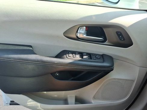 Used 2022 Chrysler Pacifica Touring-L FWD image 23