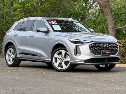 Used 2025 Audi Q5 Premium w/ Premium Plus AWD/4WD image 2