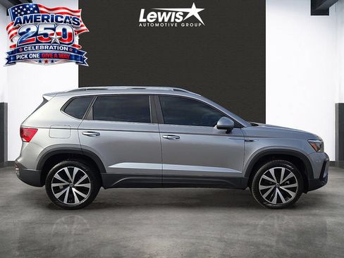 Used 2023 Volkswagen Taos SE FWD image 5