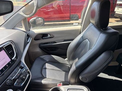 Used 2023 Chrysler Pacifica Touring-L image 14