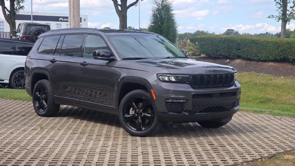 Used 2023 Jeep Grand Cherokee L Limited w/ Black Appearance Package AWD/4WD image 4