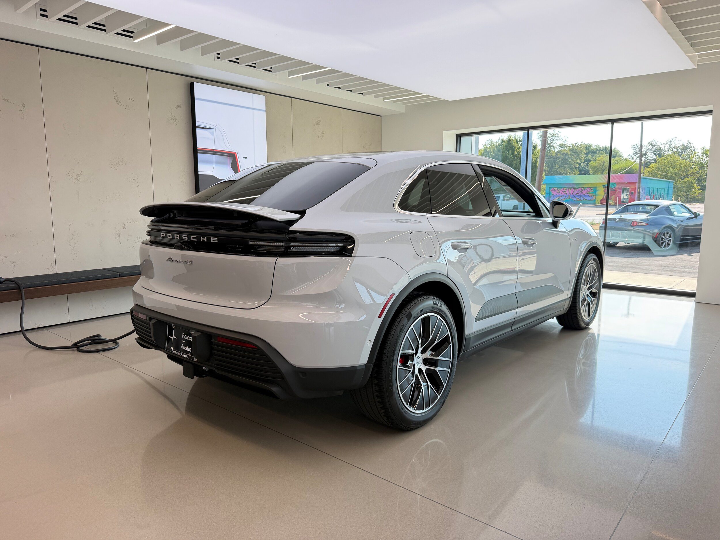 Used 2025 Porsche Macan 4S Electric AWD/4WD image 5