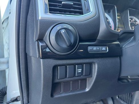 Used 2017 Nissan Titan SV image 19