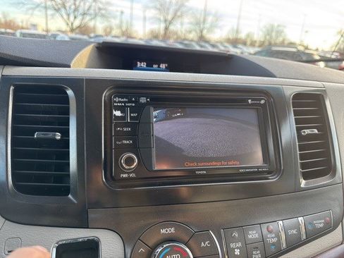 Used 2013 Toyota Sienna XLE image 27