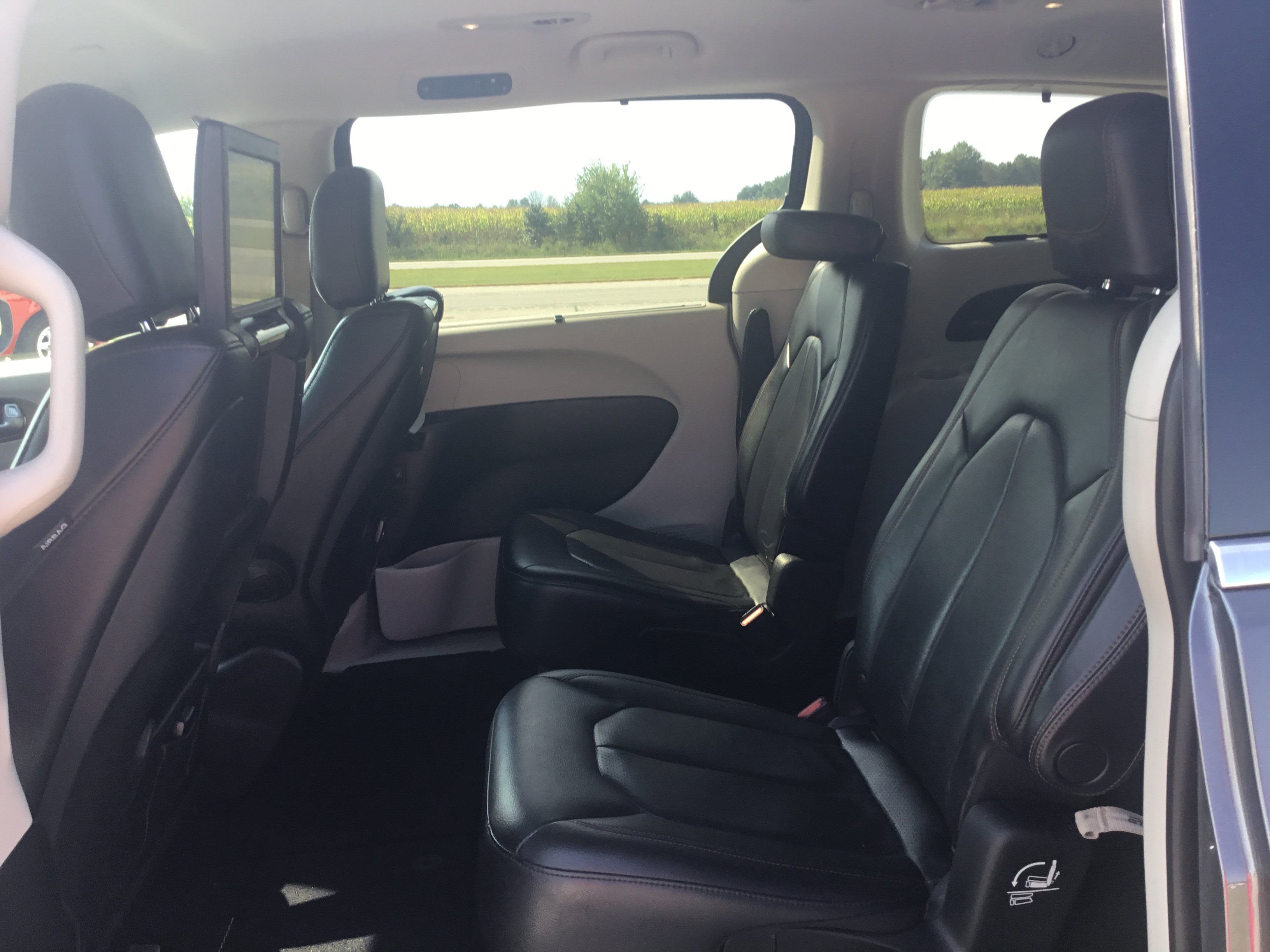 Used 2017 Chrysler Pacifica Touring-L Plus w/ Advanced Safetytec Group FWD image 12